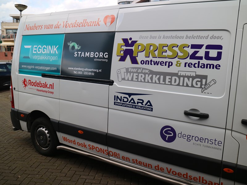 Bus voedselbank met logo van noaber Stamborg Uitvaartzorg
