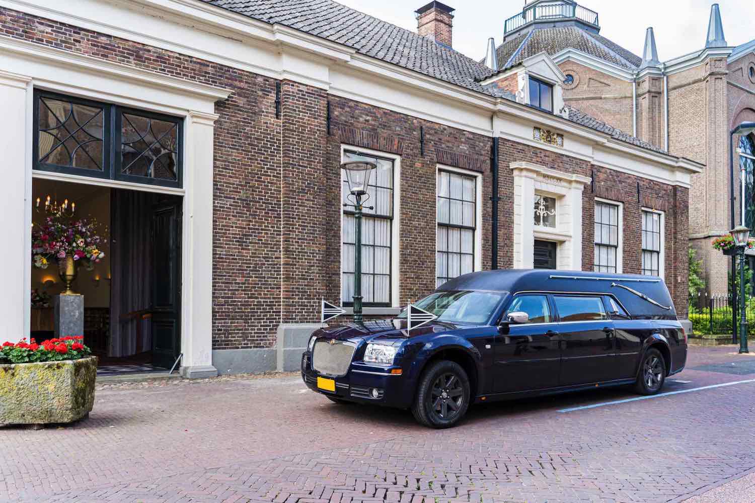Blauwe Rouwauto Voor Aula Het Richtershuis