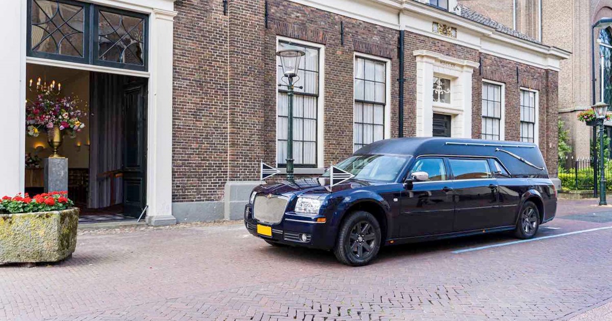 Blauwe Rouwauto Voor Aula Het Richtershuis