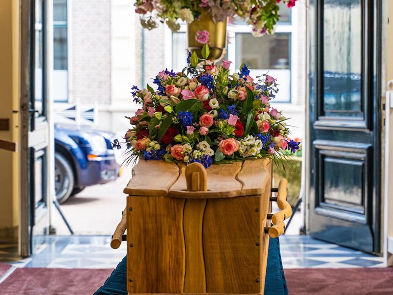 Bloemstuk op kist Aula het Richtershuis