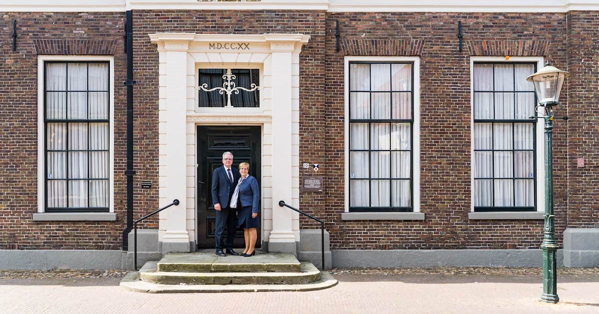 Tymon En Cilia Voor Ingang Aula Het Richtershuis