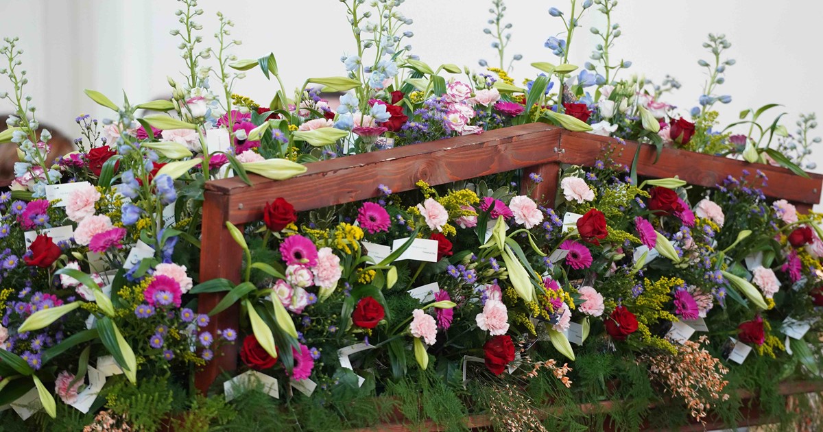 Herdenkingsbijeenkomst - brug met bloemen